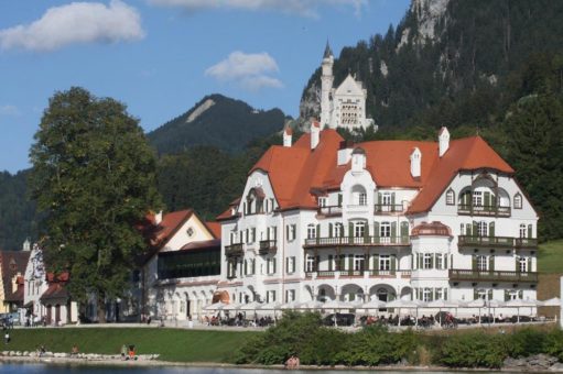 Blau, Grün oder Türkis: Ganz egal welche Farbe das Wasser auch haben mag, diese Hotelterrassen laden zum Genießen direkt am Wasser ein