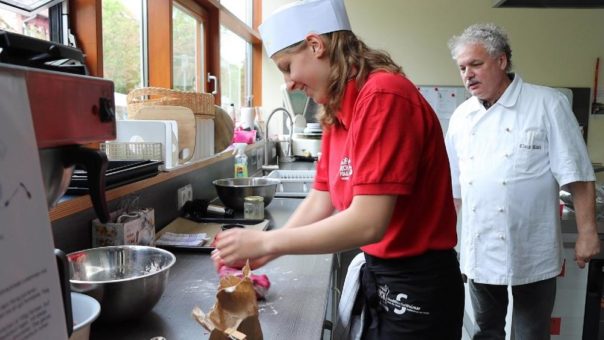 Probekochen mit Profikoch: Landenberger Kochfreunde trainieren mit Claus Alboth für den Schülerkochpokal – Stadtwerke unterstützen als Teampate