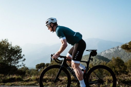 Ryzon und der neue Brand Ambassador André Greipel bieten gemeinsam High-End-Activewear für Radfahrer:innen