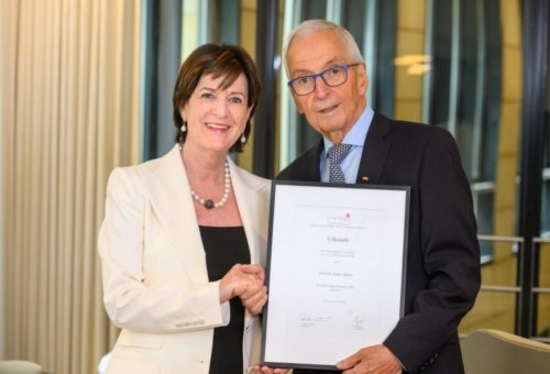 HKI Präsidentin Christiane Wodtke verleiht HKI-Zukunftspreis an Prof. Dr. Klaus Töpfer