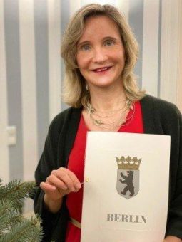 Verleihung Berliner Ehrennadel für besonderes soziales Engagement an Dr. Annett Kleinschmidt