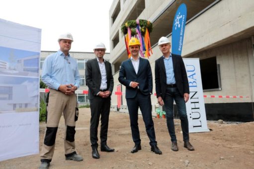 Berufsschulcampus Ohestraße: Richtkranz für das Werkstattgebäude