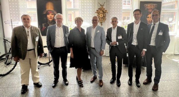 wvib-Sommertour mit Staatssekretär Dr. Patrick Rapp zu Gast bei AAM Metaldyne in Zell und der Burger Group in Schonach