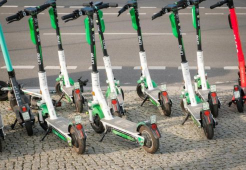 Hindernis und Ärgernis: geparkte E-Scooter