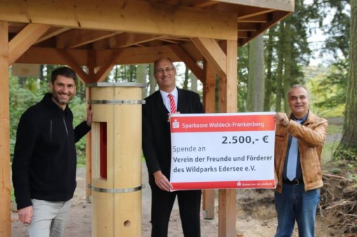 Sparkasse spendet 2.500 Euro für Bienen-Pavillon im WildtierPark