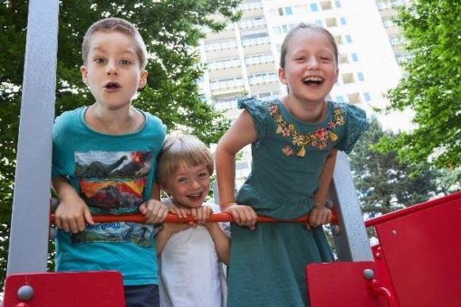 Neuer Spielplatz, moderne Balkone: Wohnhäuser in der Krozinger Straße modernisiert