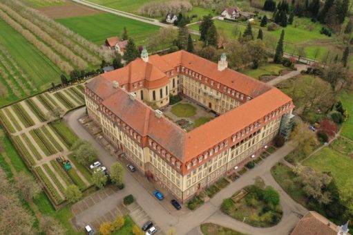 Kloster Erlenbad: Grossmann erläutert  Landesbauministerin Razavi seine Ideen