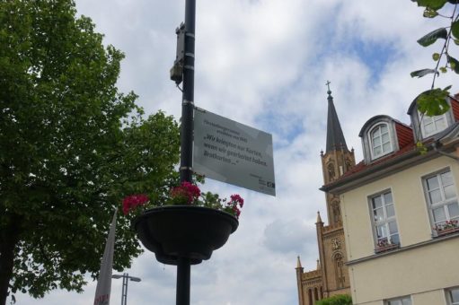 „Fürstenberger BRUCHSTÜCKE ’45“ – Ausstellung im Stadtraum und begleitendes Veranstaltungsprogramm bringen die Stadt Fürstenberg und das KZ Ravensbrück in einen Dialog