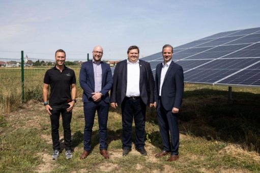 Röthlein bei Schweinfurt: Sechs fränkische Stadtwerke nehmen erstes gemeinsames Solarkraftwerk in Betrieb