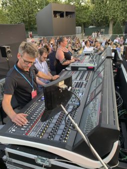 Concert de Paris 2022: FOH, Monitoring und Broadcast-Mix mit Lawo mc²-Pulten