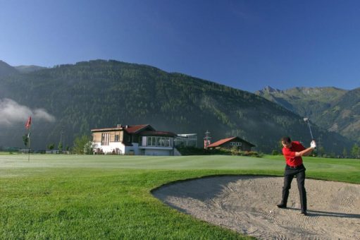 Golfen mit gelben Lärchen und erstem Schnee auf den Gipfeln