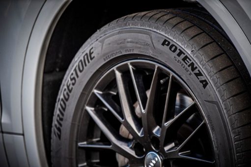 Bridgestone Potenza Sport erzielt Testsieg im Sommerreifentest 2022 von Auto Express