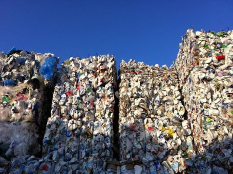 Gemeinsam für ein schweizweites Recyclingsystem: Kreisläufe für Kunststoff-Verpackungen und Getränkekartons schliessen