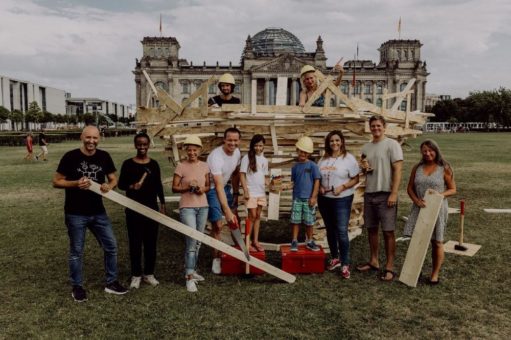 Deutsche Kinderschutzstiftung Hänsel+Gretel initiiert den Deutschen Kinderschutzpreis und den Bau mit Prominenten das erste Kinderschutznestes vor dem Deutschen Bundestag