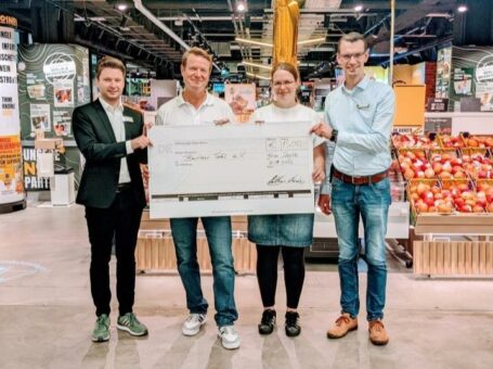 Forum Steglitz und EDEKA Center No. 1 überreichen Spendenscheck an Berliner Tafel e. V. und läuten Kooperation ein