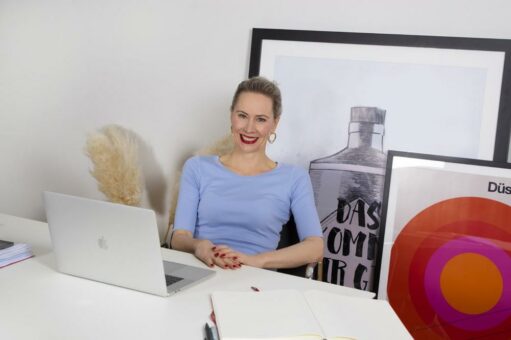 Werberin Jeannine Halene präsentiert PowerPoint Couture – Maßgeschneiderte Folien für den coronabedingten Auftritt aus dem Home-Office.