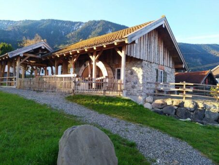 Altes Wissen schärfen: Schauführung durch Ohlstadts neue Wetzstein-Schleifmühle