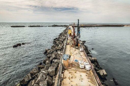 Injektionsarbeiten mit Meerblick: Bauer Spezialtiefbau führt Sicherungsmaßnahmen an der Hafenmole auf Helgoland durch