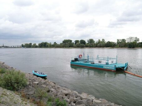 Schwimmende Müllfalle säubert den Rhein