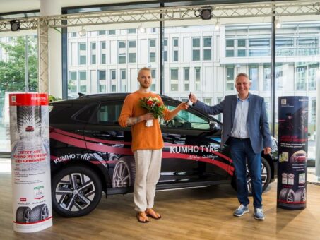 KUMHO TYRE & mobileeee übergeben Hauptpreis der KUMHO TYRE Sommerreifenkampagne