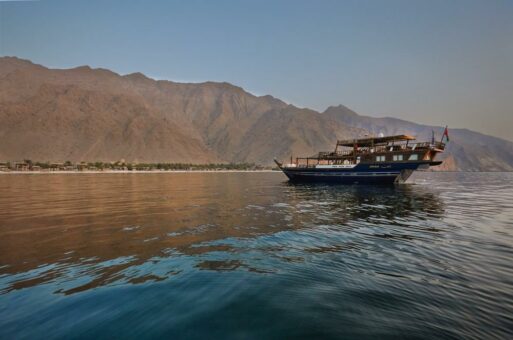 Alle an Bord! Six Senses Zighy Bay bietet private Musandam-Reisen mit  Übernachtung auf einer omanischen Dhau an