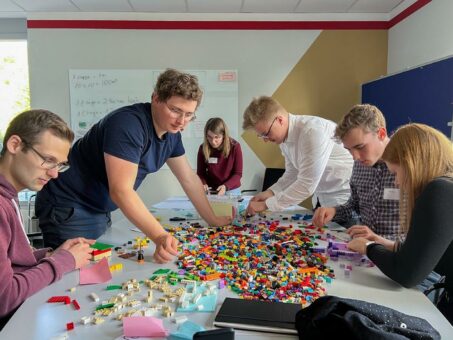 Studierende lernen von erfahrenen Coaches