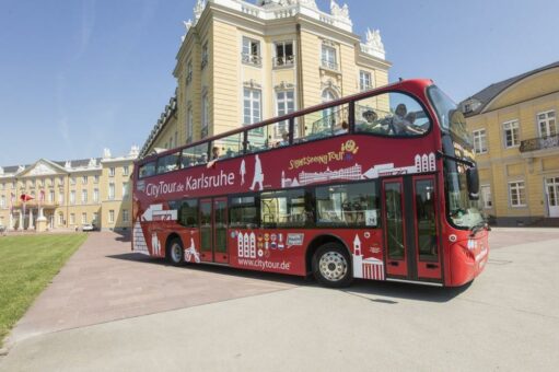 Er rollt wieder: In Karlsruhe starten die Stadtrundfahrten mit dem roten Doppeldeckerbus