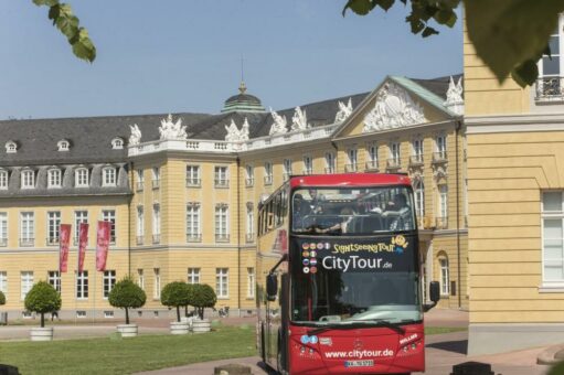 Er rollt wieder: In Karlsruhe starten die Stadtrundfahrten mit dem roten Doppeldeckerbus