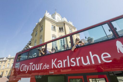 Mit dem roten Doppeldecker-Bus an den Marktplatz: Geänderte Route für die Karlsruher Sightseeing-Tour ab 21. September 2018