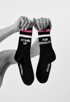 STAND UP FOR EQUALITY: Launch der Statement-Socks von UN Women Deutschland und ARMEDANGELS für HeForShe