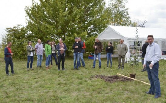 Baumpflanzaktion als Andenken an Seniorchef Heinrich Lang