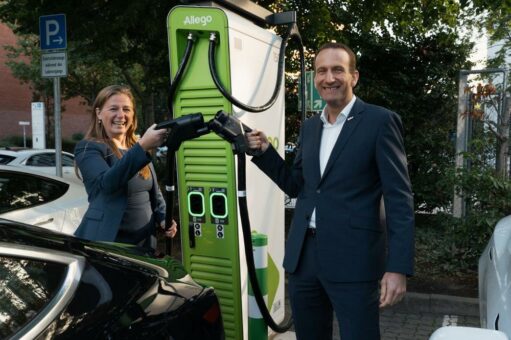 Radisson Hotel Group nimmt erste ultraschnelle Ladestation für E-Autos in Betrieb