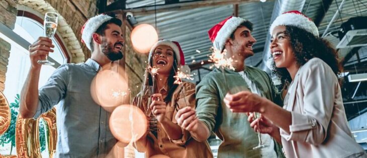 Weihnachtsfeiern und Geschenke: Was Unternehmen in der Lohnabrechnung beachten müssen