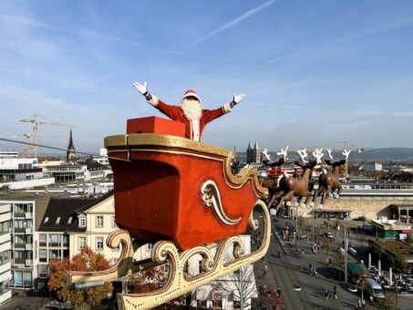 Premiere in luftiger Höhe: Fliegender Weihnachtsmann auf dem Kasseler Märchenweihnachtsmarkt