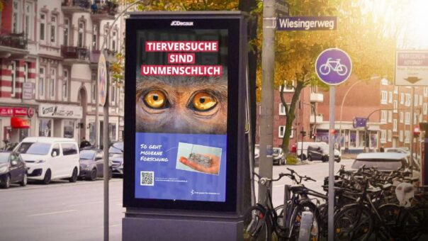 „Tierversuche sind unmenschlich“: Animierte digitale City-Light-Poster von Ärzte gegen Tierversuche in Hamburg