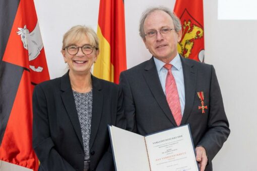 Dr. Stephan Martin aus Hemmingen hat heute aus den Händen der stellvertretenden Regionspräsidentin Petra Rudszuck das Verdienstkreuz am Bande des Verdienstordens der Bundesrepublik Deutschland erhalten