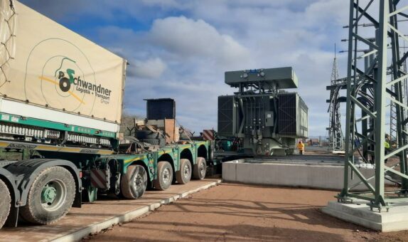 Erster Großtransformator für neues CATL-Umspannwerk Wachsenburg eingetroffen