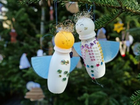 Kinder schmückten Weihnachtsbäume am Robert-Brauner-Platz