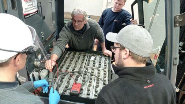 Landesweit erster Fortbildungskurs zu Hochvoltsystemen in der Land- und Baumaschinentechnik in der Gewerbe Akademie in Freiburg