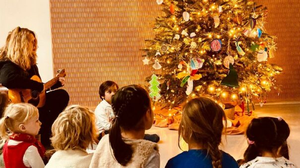 Glänzende Kinderaugen – Kinder schmücken den allerersten Weihnachtsbaum im Dienstleistungs.Campus