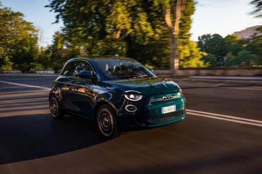 Neuer elektrisch angetriebener Fiat 500 gewinnt renommierten Designpreis