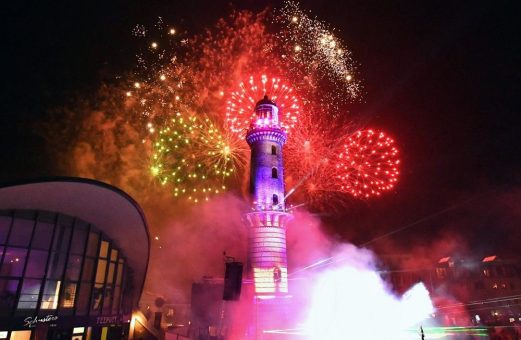 Europas größtes Neujahrsevent: Warnemünder Turmleuchten feiert 2023 mit Lasern, Feuerwerk und Musik