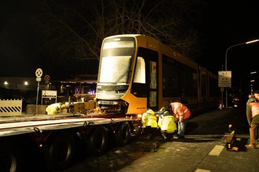 TINA ist da: Erste Straßenbahn der Baureihe ST15 in Darmstadt eingetroffen