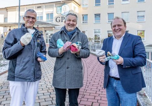 Stadtverordnetenvorsteher Jens Grode spendet erneut Babysöckchen und Mützen für die Neugeborenen