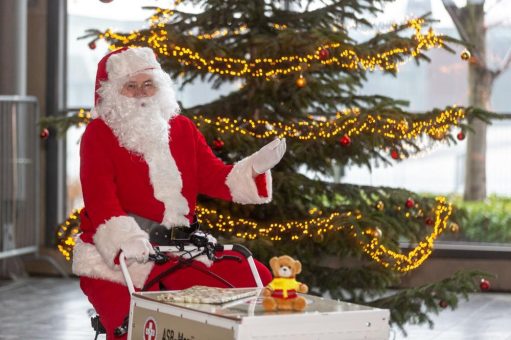 ASB-Kreisverband sorgt für Lichtblicke und weihnachtliches Flair für Geflüchtete in der Messehalle