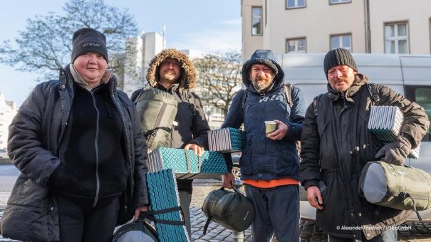 Projektabschluss “Kilometer sammeln”: Obdachlose Menschen freuen sich über Schlafsäcke