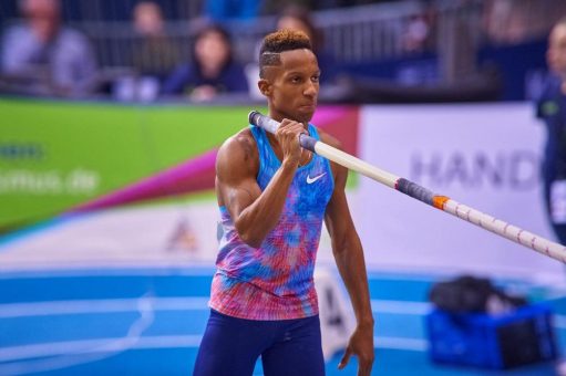 Stabhochsprung beim INIT INDOOR MEETING Karlsruhe 2023 wird immer hochkarätiger