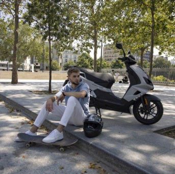 Sommerzeit ist Rollerzeit: mit geringem Verbrauch und viel Stauraum zum nächsten Ausflug