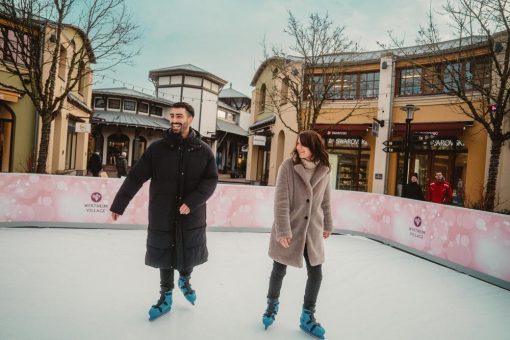 Wertheim Village eröffnet eine nachhaltige Schlittschuhbahn und zeigt sich in diesem Winter von seiner coolsten Seite