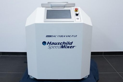 Vom Becher zum Eimer: Neue Hauschild SpeedMixer® SMART DAC 1100/1500/2000 LR mischt im „Gallonen“-Eimer Flüssigkeit und bis zu zwei Kilogramm